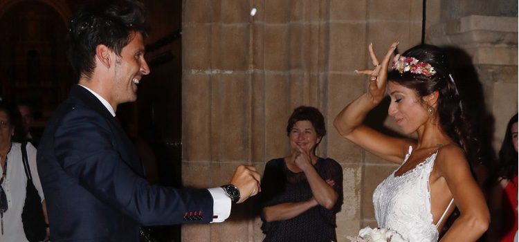 Guillermo Martín y Lidia Reyes bailando a la salida de su boda en Córdoba