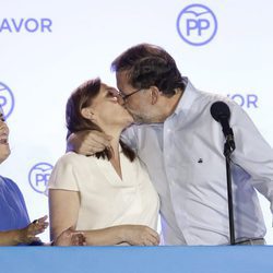 Mariano Rajoy besando a su mujer Elvira Fernández tras las elecciones del 26J