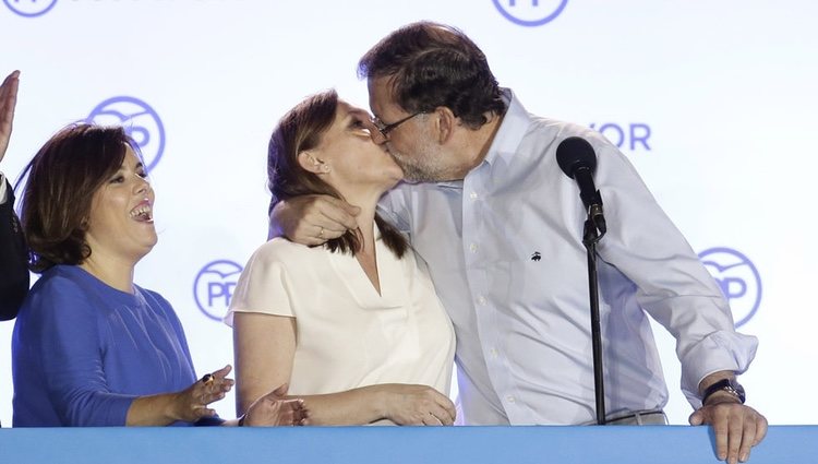 Mariano Rajoy besando a su mujer Elvira Fernández tras las elecciones del 26J