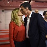 Pedro Sánchez y Begoña Gómez besándose en la noche de las elecciones del 26J