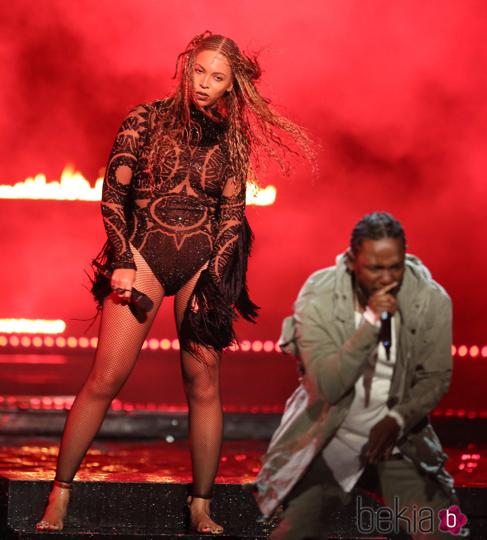 Beyoncé  y Kendrick Lamar durante su actuación en los BET Awards 2016