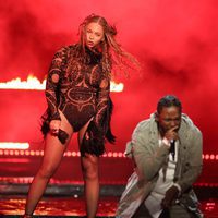 Beyoncé  y Kendrick Lamar durante su actuación en los BET Awards 2016