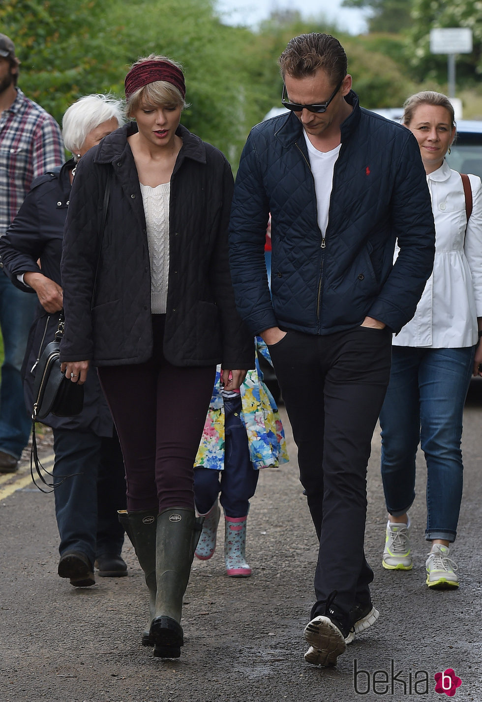 Taylor Swift y Tom Hiddleston paseando por Suffolk