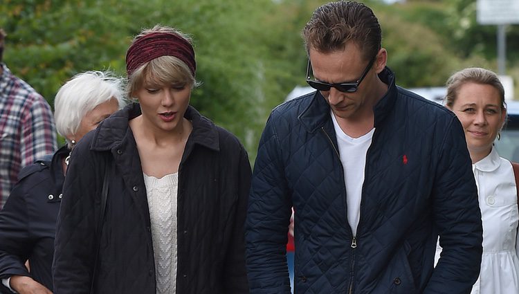 Taylor Swift y Tom Hiddleston paseando por Suffolk