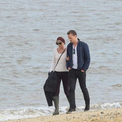 Taylor Swift y Tom Hiddleston paseando por las costas de Suffolk