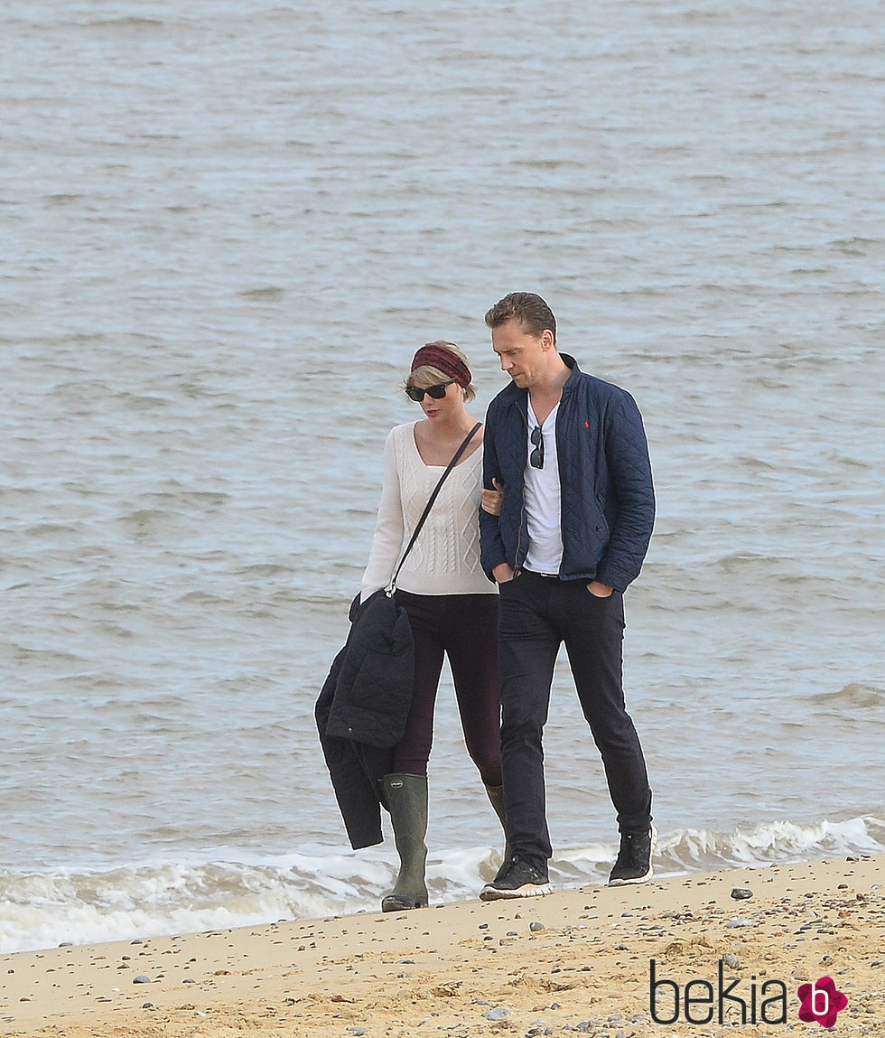 Taylor Swift y Tom Hiddleston paseando por las costas de Suffolk