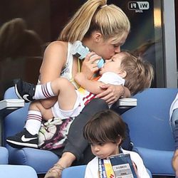 Shakira da el biberón y besa a su hijo Sasha en el partido Italia-España en la Eurocopa 2016