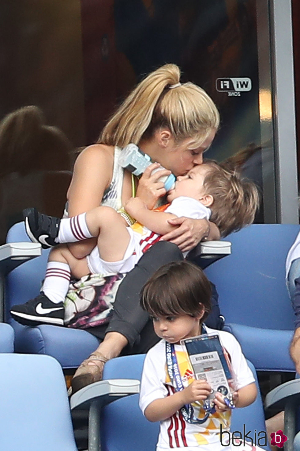 Shakira da el biberón y besa a su hijo Sasha en el partido Italia-España en la Eurocopa 2016