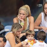 Shakira, aburrida en el partido Italia-España en la Eurocopa 2016