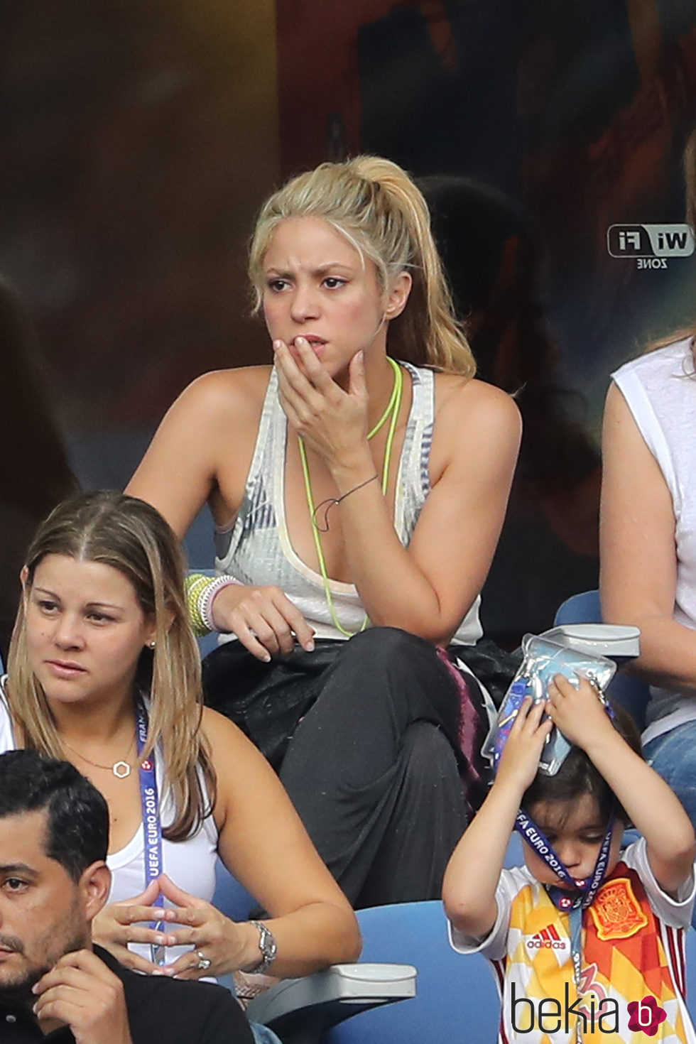 Shakira, angustiada en el partido Italia-España en la Eurocopa 2016