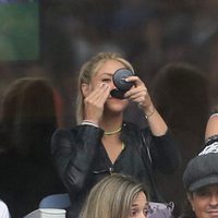 Shakira maquillándose en el partido Italia-España en la Eurocopa 2016