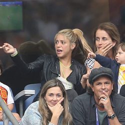 Shakira, Milan y Sasha Piqué, Montserrat Bernabéu, Tonito, Carlos Vives y Claudia Elena Vásquez en el partido Italia-España en la Eurocopa 2016