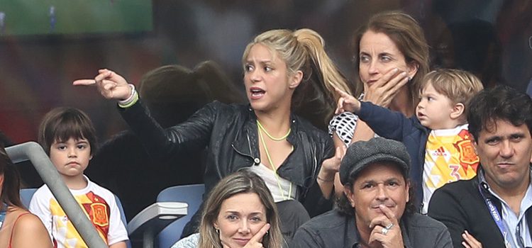 Shakira, Milan y Sasha Piqué, Montserrat Bernabéu, Tonito, Carlos Vives y Claudia Elena Vásquez en el partido Italia-España en la Eurocopa 2016
