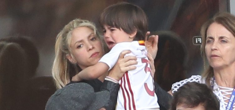 Shakira consuela a Milan Piqué en el partido Italia-España en la Eurocopa 2016