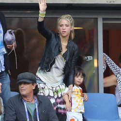 Shakira saluda junto a Milan Piqué en el partido Italia-España en la Eurocopa 2016