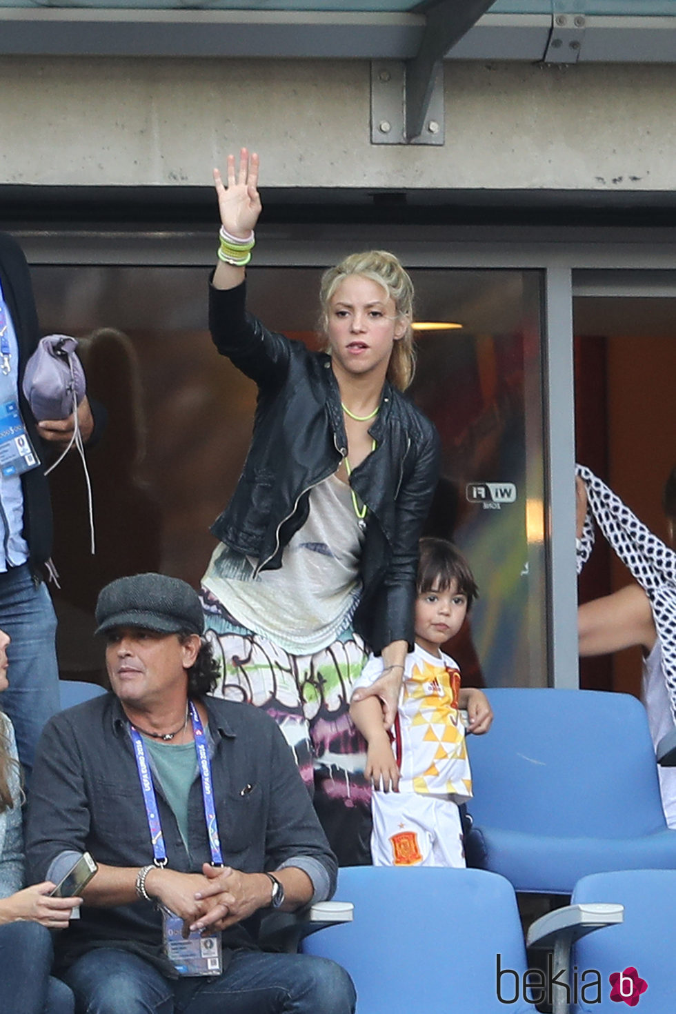 Shakira saluda junto a Milan Piqué en el partido Italia-España en la Eurocopa 2016