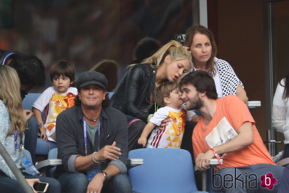 Sasha Piqué besa a su tío Marc en el partido Italia-España en la Eurocopa 2016