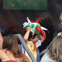 Shakira bromea con su hijo Milan Piqué en el partido Italia-España en la Eurocopa 2016