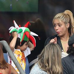 Shakira bromea con su hijo Milan Piqué en el partido Italia-España en la Eurocopa 2016