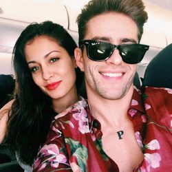 Hiba Abouk y Pelayo Díaz, muy sonrientes en un avión