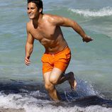 Diego Boneta saliendo del agua en las playas de Miami