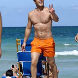 Diego Boneta haciendo el símbolo de victoria en las playas de Miami