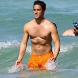 Diego Boneta en el agua en las playas de Miami