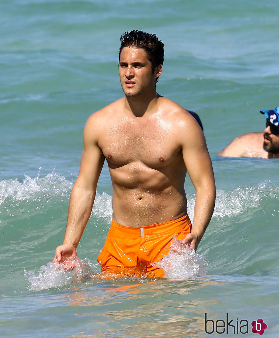 Diego Boneta en el agua en las playas de Miami