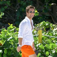 Diego Boneta sonriendo en las playas de Miami