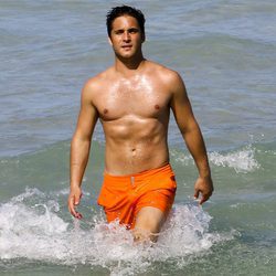 Diego Boneta mostrando torso en las playas de Miami