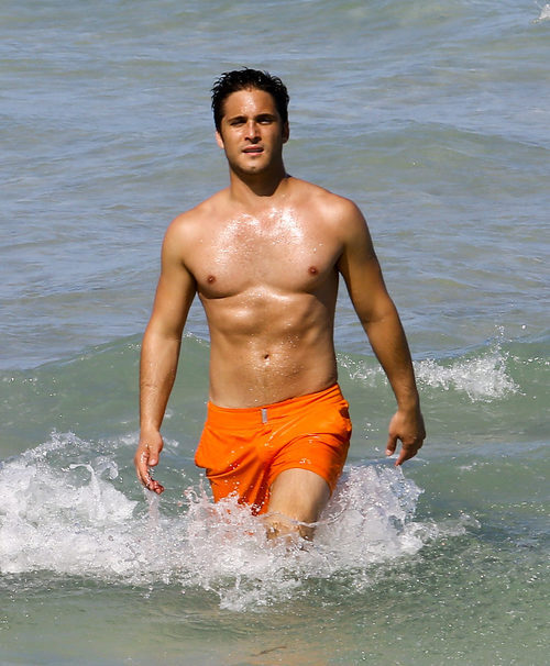 Diego Boneta mostrando torso en las playas de Miami