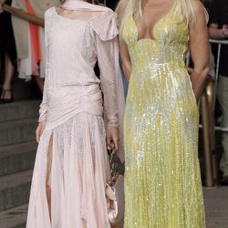Donatella Versace y su hija Allegra Beck llegando a la gala en el Museo de Arte Metropolitano