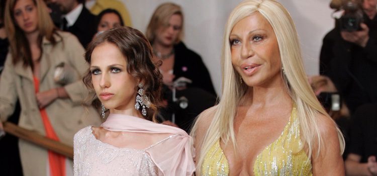 Donatella Versace y su hija Allegra Beck llegando a la gala en el Museo de Arte Metropolitano