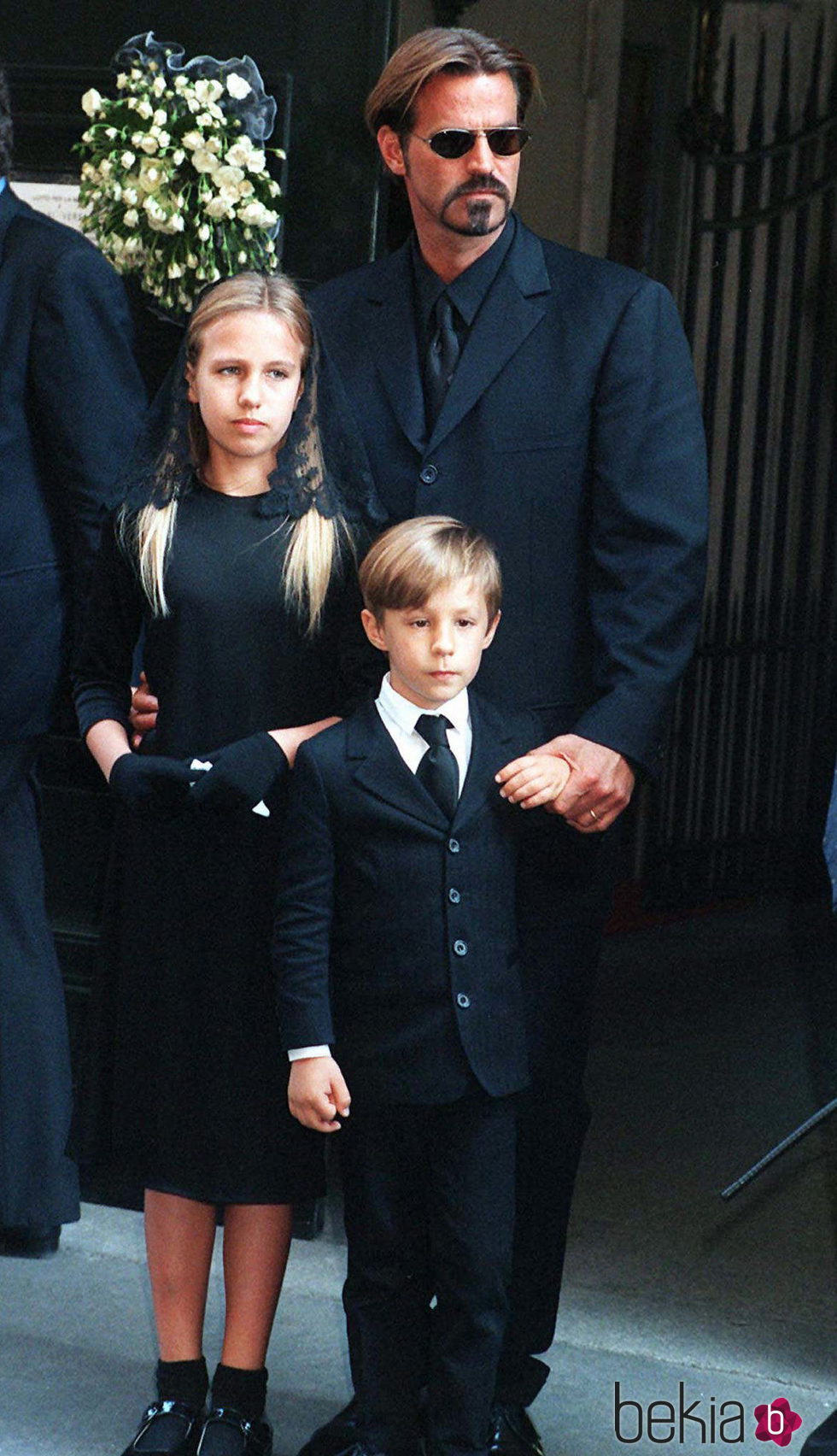 Paul Beck con sus hijos Allegra y Daniel en el entierro de Gianni Versace