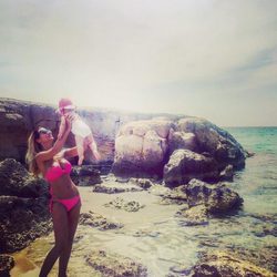 Tamara Gorro luciendo cuerpazo en las playas de Ibiza con su hija Shaila