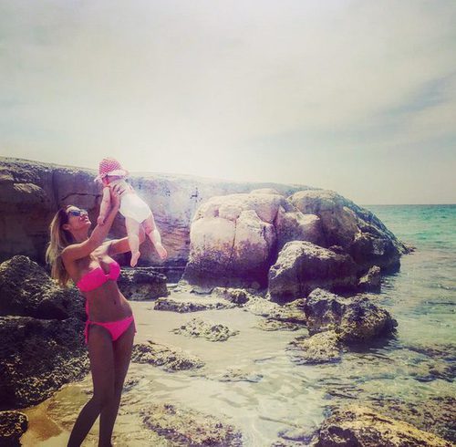 Tamara Gorro luciendo cuerpazo en las playas de Ibiza con su hija Shaila