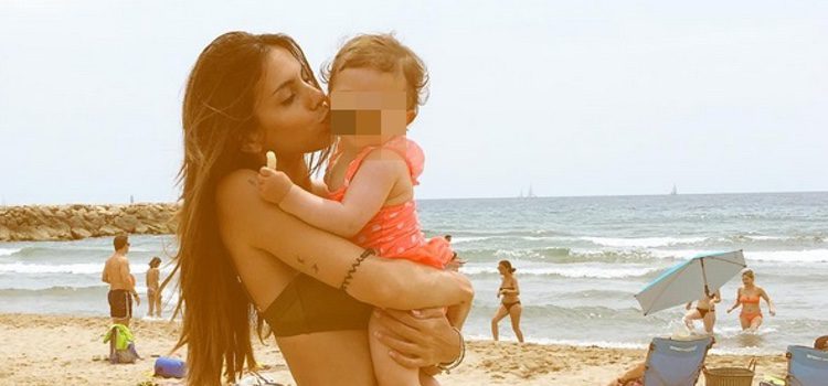 Melissa Jiménez con su hija Gala Bartra en la playa