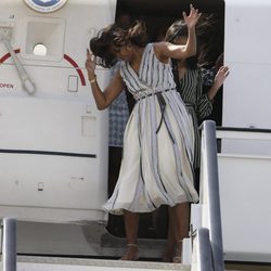 Michelle Obama sorprendida por el viento a su llegada a Madrid