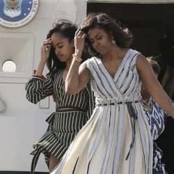 Michelle Obama y su hija Malia a su llegada a Madrid