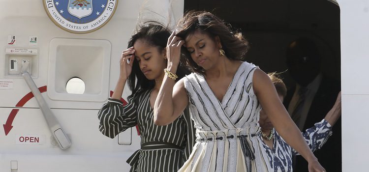 Michelle Obama y su hija Malia a su llegada a Madrid