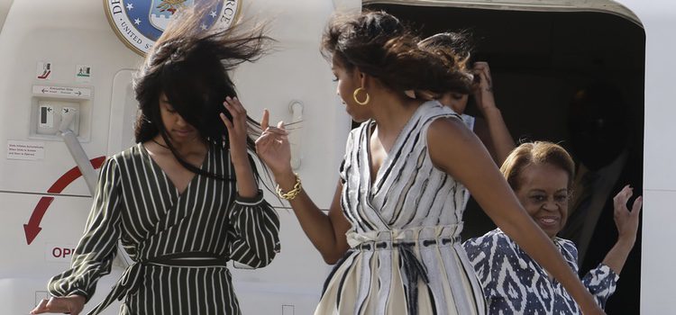 Michelle Obama y su hija Malia, sorprendidas por el viento a su llegada a Madrid