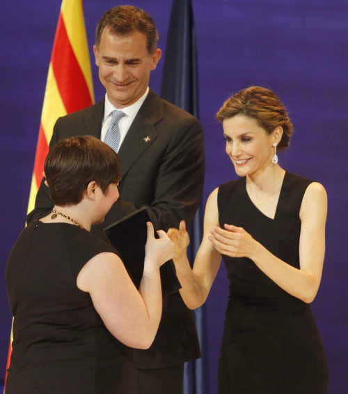 Los Reyes haciendo entrega de un premio en los Premios Princesa de Girona
