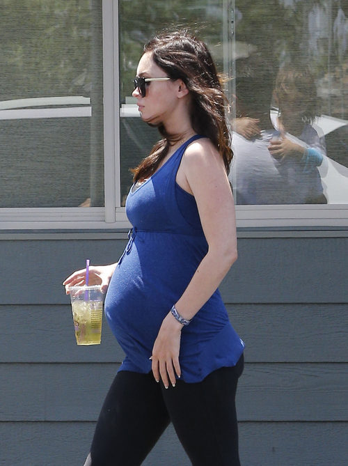 Megan Fox paseando en la recta final de su embarazo