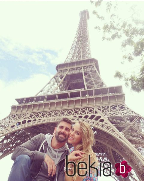 Yolanda y Jonathan junto a la Torre Eiffel en su viaje a París