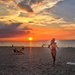 Paula Vázquez en bikini en la playa en su viaje en Cuba