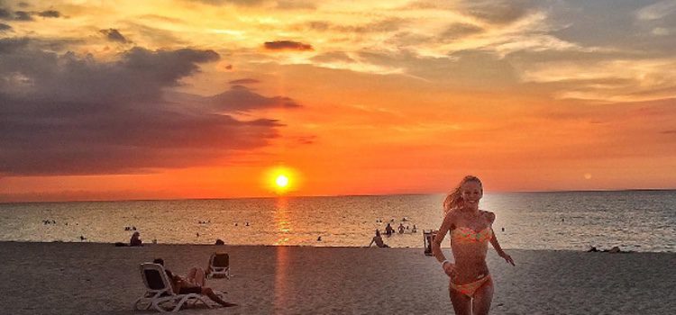 Paula Vázquez en bikini en la playa en su viaje en Cuba