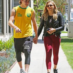 Chloe Moretz y Brooklyn Beckham, cogidos de la mano en Beverly Hills