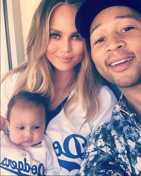 Chrissy Teigen junto a John Legend y su hija Luna apoyando a los Dodgers