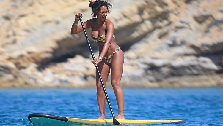 Mel B en bikini en las aguas de Ibiza