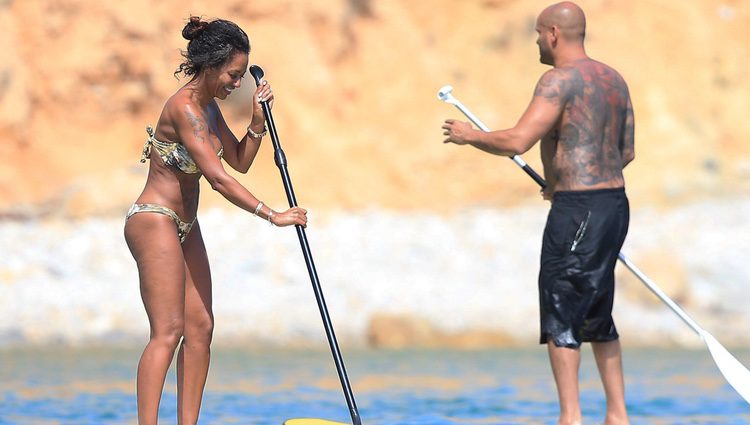 Mel B y su marido Stephen Belafonte en las aguas de Ibiza